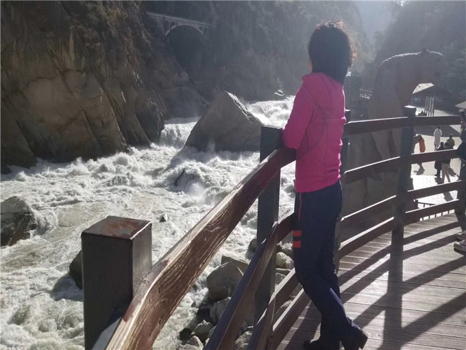 云南香格里拉大理八日游旅游景点：虎跳峡