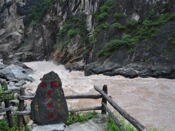 丽江大理香格里拉六日游旅游景区：虎跳峡