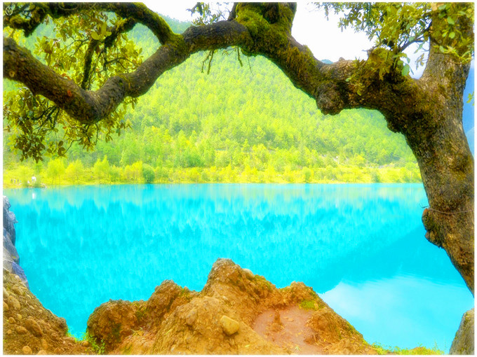 云南麗江瀘沽湖五日游旅游景區：藍月谷